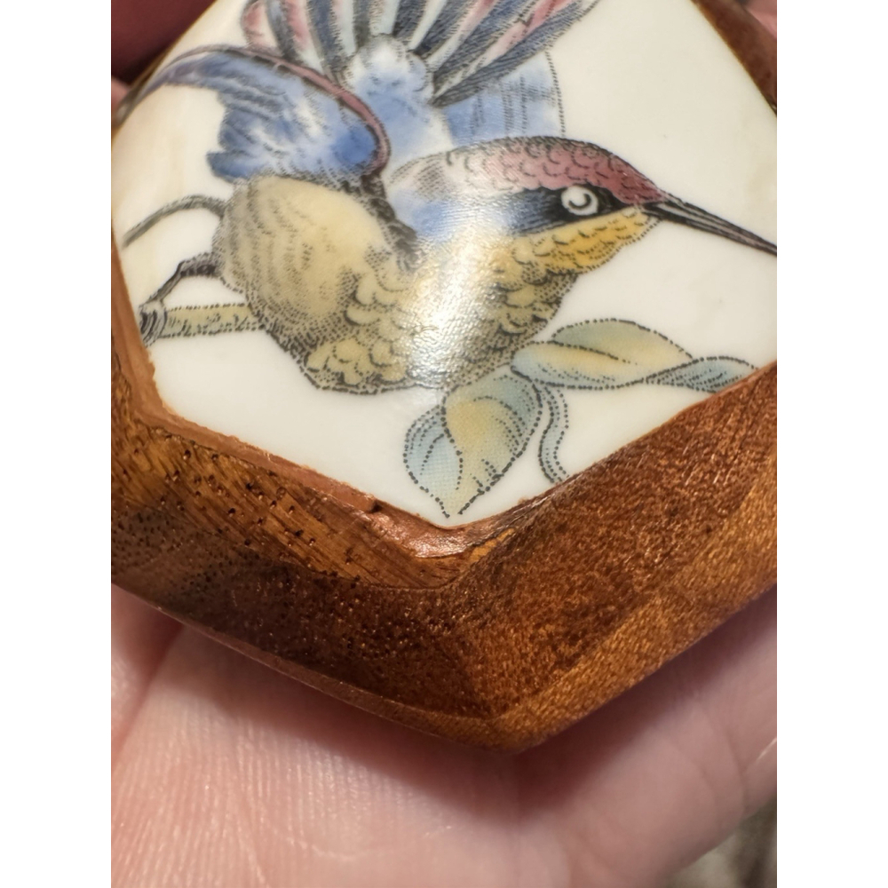 Vintage Wood Framed Porcelain Hummingbird Brooch Pendant Wearable Art - Picture 4 of 6